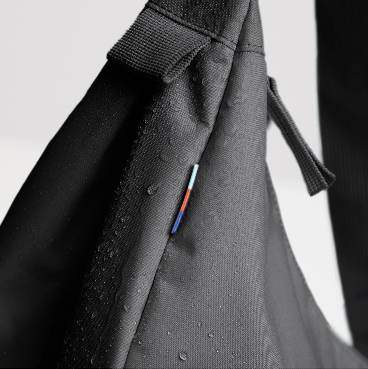 MOON BAG LARGE GRIGIA – PLASTICA RECUPERATA DAGLI OCEANI