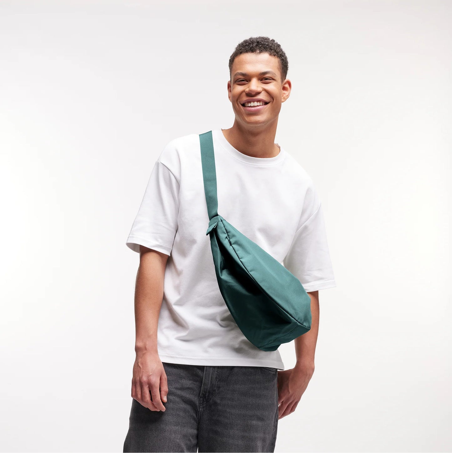 MOON BAG LARGE VERDE PETROLIO – PLASTICA RECUPERATA DAGLI OCEANI