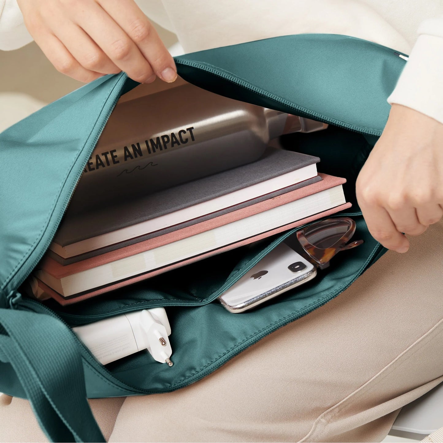 MOON BAG LARGE VERDE PETROLIO – PLASTICA RECUPERATA DAGLI OCEANI