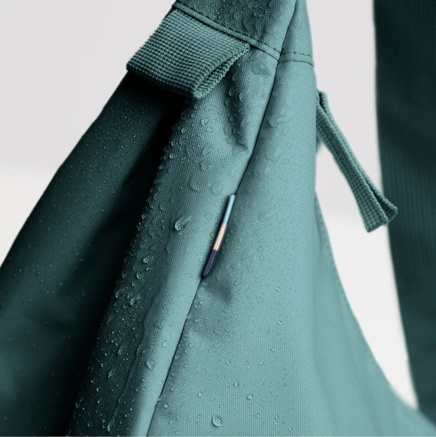 MOON BAG LARGE VERDE PETROLIO – PLASTICA RECUPERATA DAGLI OCEANI