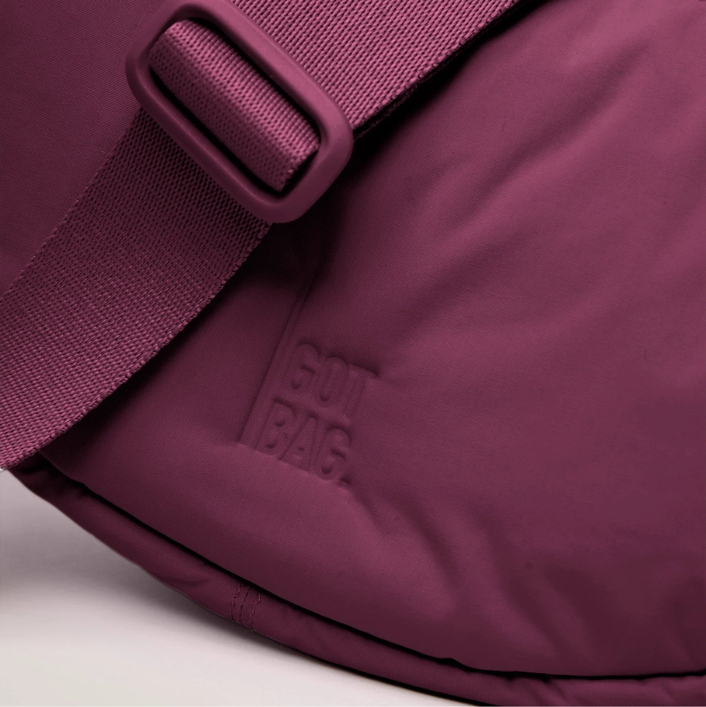 MOON BAG SMALL BORDEAUX – PLASTICA RECUPERATA DAGLI OCEANI